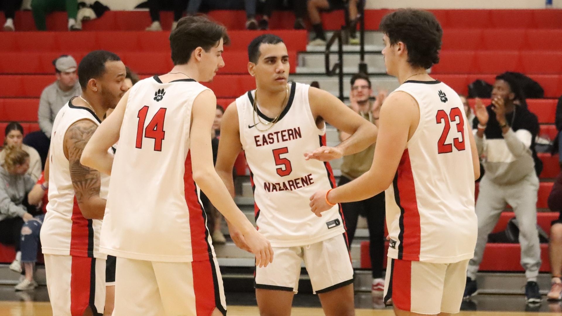 Men’s Volleyball Blanked by MIT Thursday