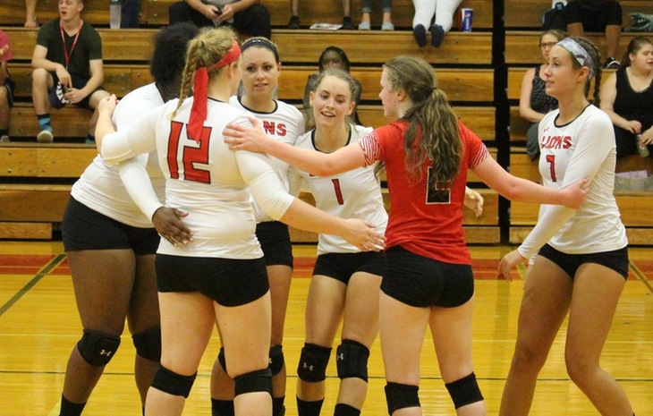 Women’s Volleyball Sweeps Pine Manor on Homecoming, 3-0