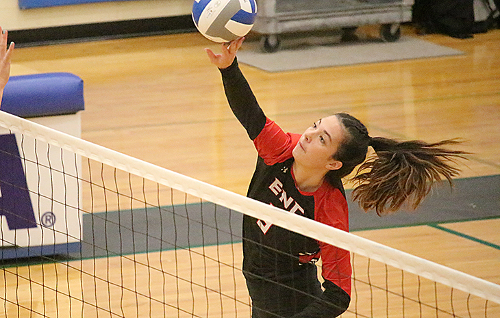 Women’s Volleyball Locks Up 3-0 Win at Lesley